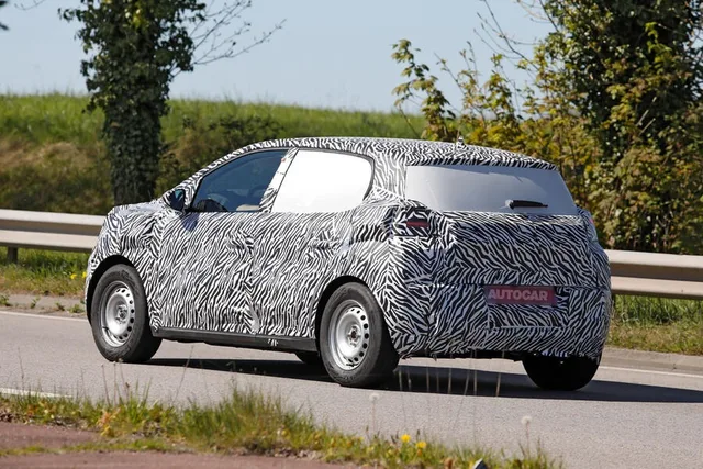 Modelul electric Dacia testat pe drum, camuflat cu un design zebra.