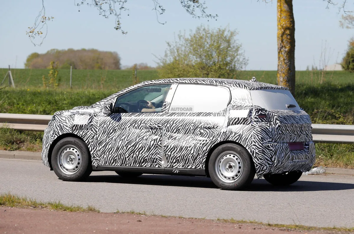 Dacia electrică în teste, cu un aspect distinctiv zebra.