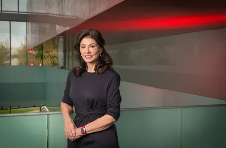 Reprezentant UniCredit discutând despre programul de recompense Mastercard.