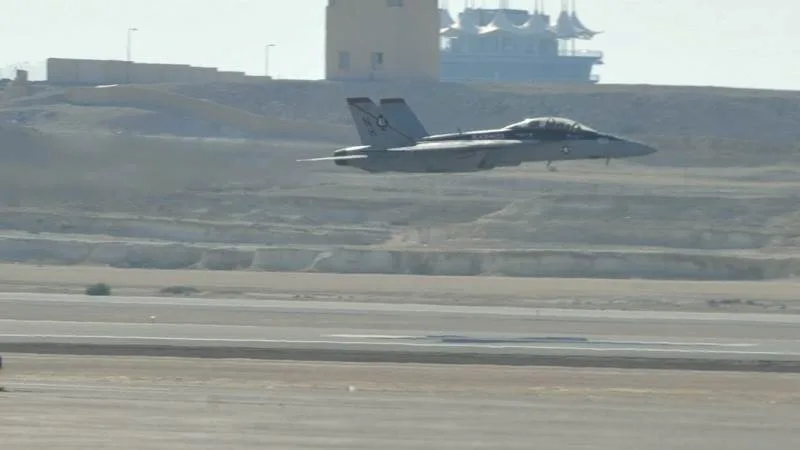 Avion american F-18 decolând de pe o pistă în Orientul Mijlociu.