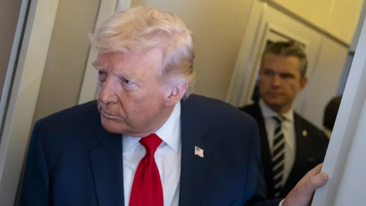 Donald Trump discutând despre atacurile din Orientul Mijlociu