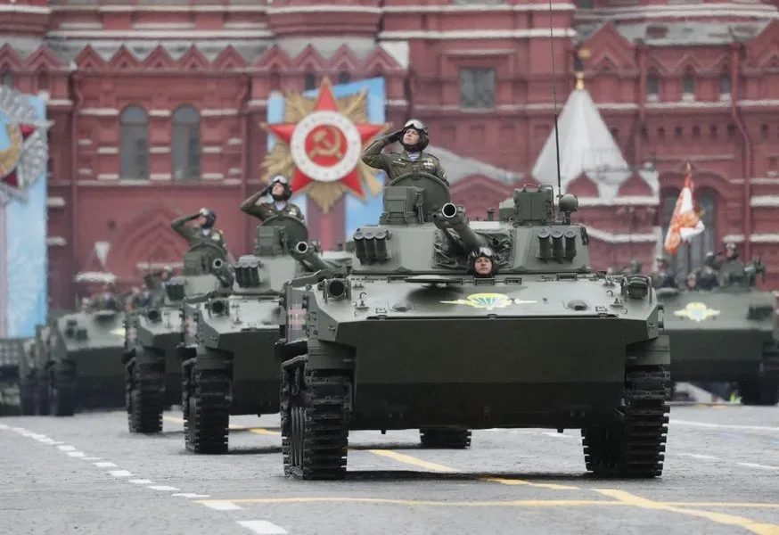 Tancuri rusești defilând pe străzile Moscovei în timpul unei parade militare.