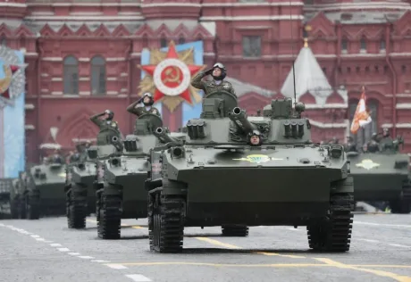 Tancuri rusești defilând pe străzile Moscovei în timpul unei parade militare.