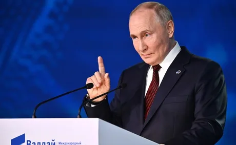 Vladimir Putin discutând despre trimiterea de trupe ruse în afaceri externe.