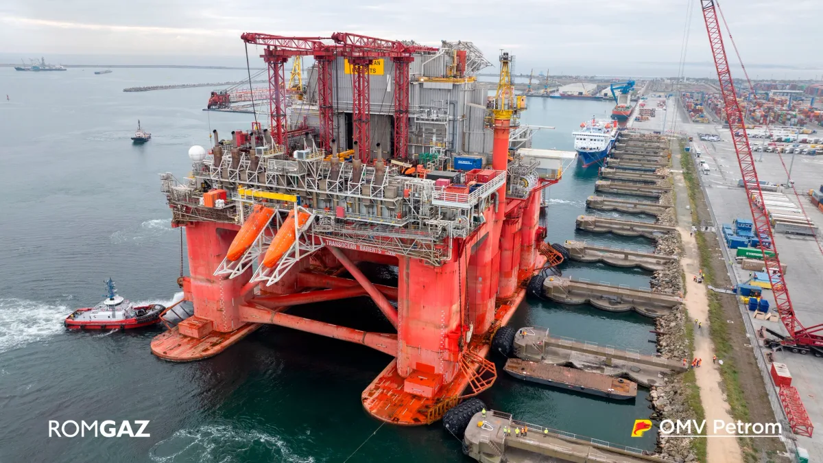 Platformă de foraj offshore în Marea Neagră, România.