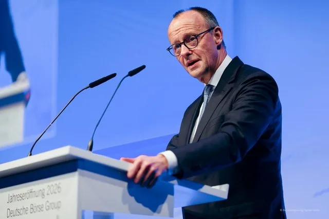 Friedrich Merz, în fața unui microfon, discutând despre politica germană.