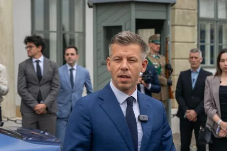 Péter Magyar discută la Palatul Sándor, cerând demisia președintelui Ungariei.