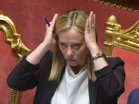 Giorgia Meloni în timpul unei sesiuni parlamentare, arătând o expresie de frustrare.