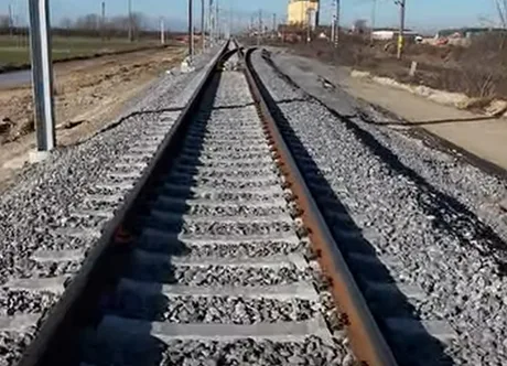 Șine de tren pe o linie feroviară recent întreținută.