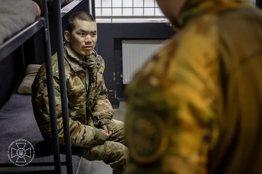 Doi prizonieri chinezi capturați în Ucraina, în timpul unei conferințe de presă.