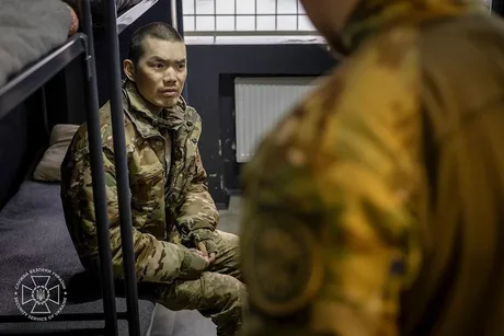 Doi prizonieri chinezi capturați în Ucraina, în timpul unei conferințe de presă.
