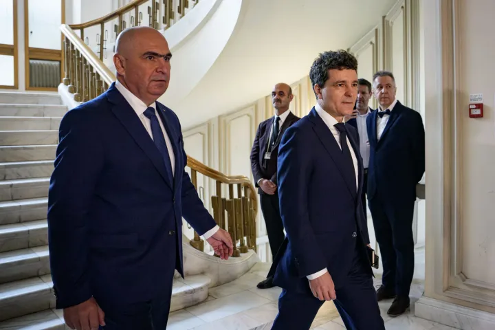 Ilie Bolojan și un coleg discutând în clădirea partidului.