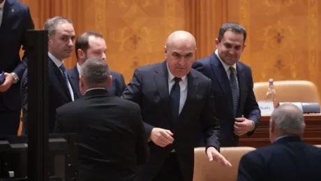 Premierul se confruntă cu proteste intense în Parlament.