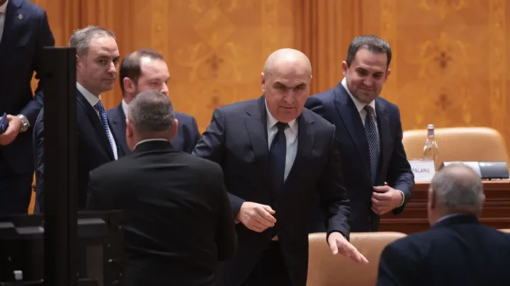 Premierul se confruntă cu proteste intense în Parlament.