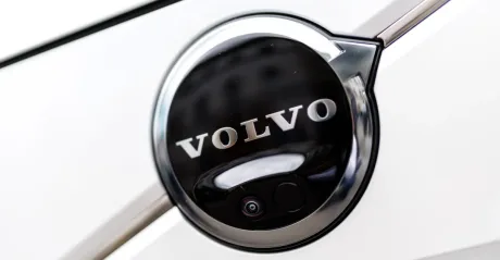 Sigla Volvo pe un vehicul electric, simbol al inovației în mobilitate.