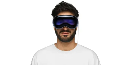Utilizator purtând o cască Vision Pro, pregătit pentru actualizări viitoare.