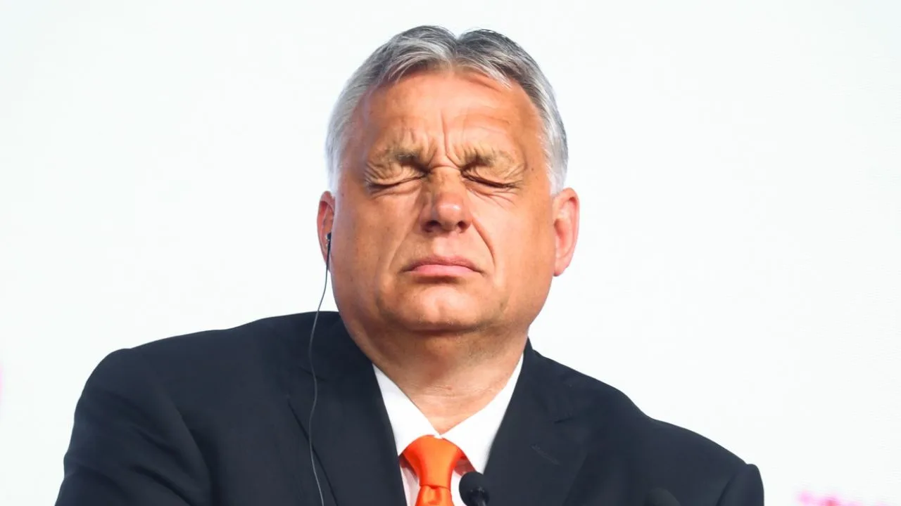 Viktor Orbán, cu ochii închiși, reflectând la rezultatele alegerilor din Ungaria.