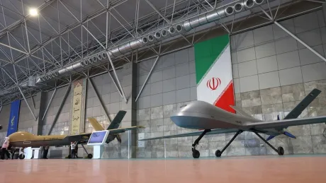 Dronă iraniană expusă într-un spațiu dedicat tehnologiei militare.