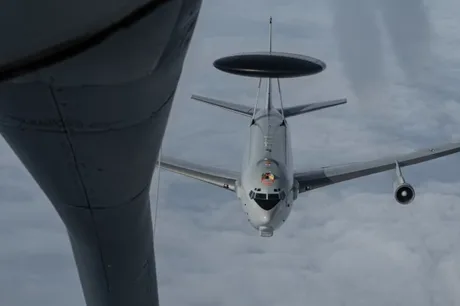 Avion E-3 Sentry în zbor, esențial pentru supravegherea aeriană.