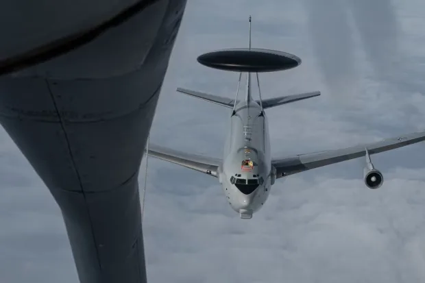 Avion E-3 Sentry în zbor, esențial pentru supravegherea aeriană.