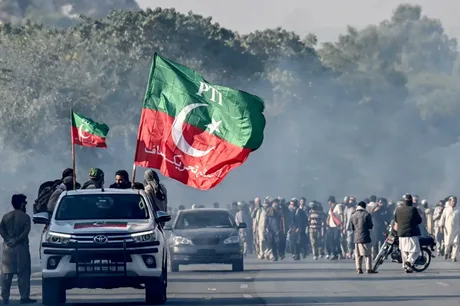 Protest cu steaguri în Pakistan, simbolizând unitatea națională.