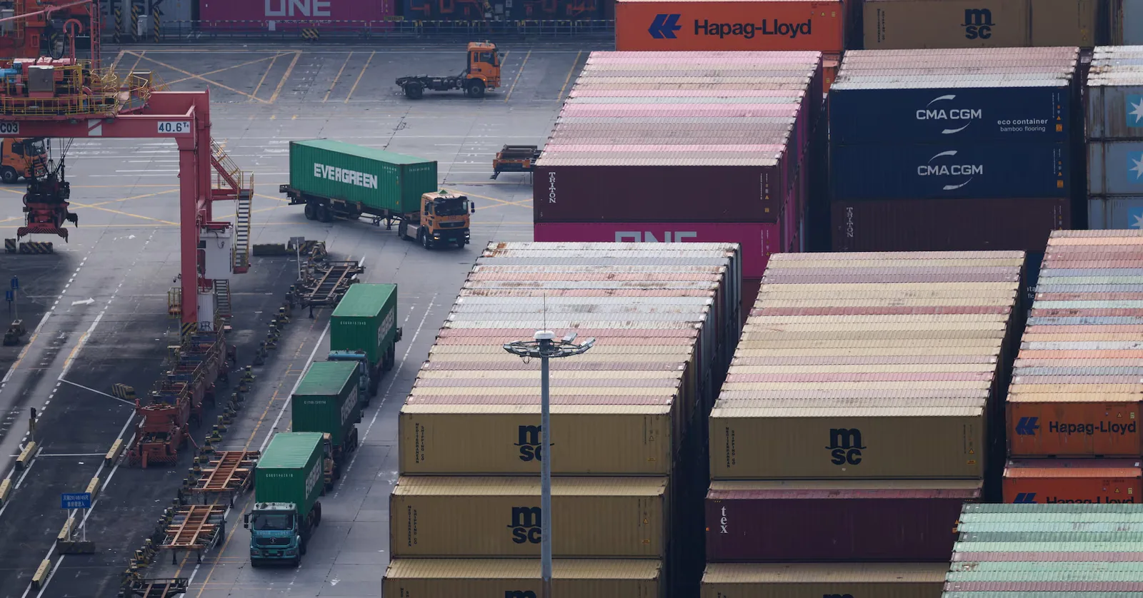 Containere colorate într-un port chinezesc, simbolizând exporturile internaționale.