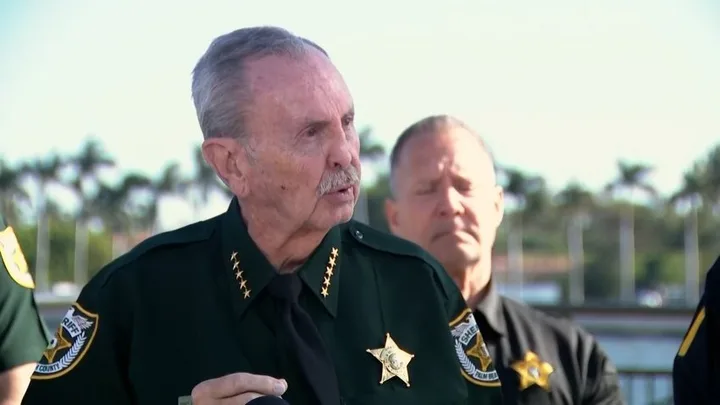 Conferință de presă despre incidentul de la Mar-a-Lago, cu șeriful și agenți de securitate.