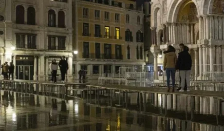 Veneția, orașul romantic, se confruntă cu riscuri majore din cauza creșterii nivelului mării.