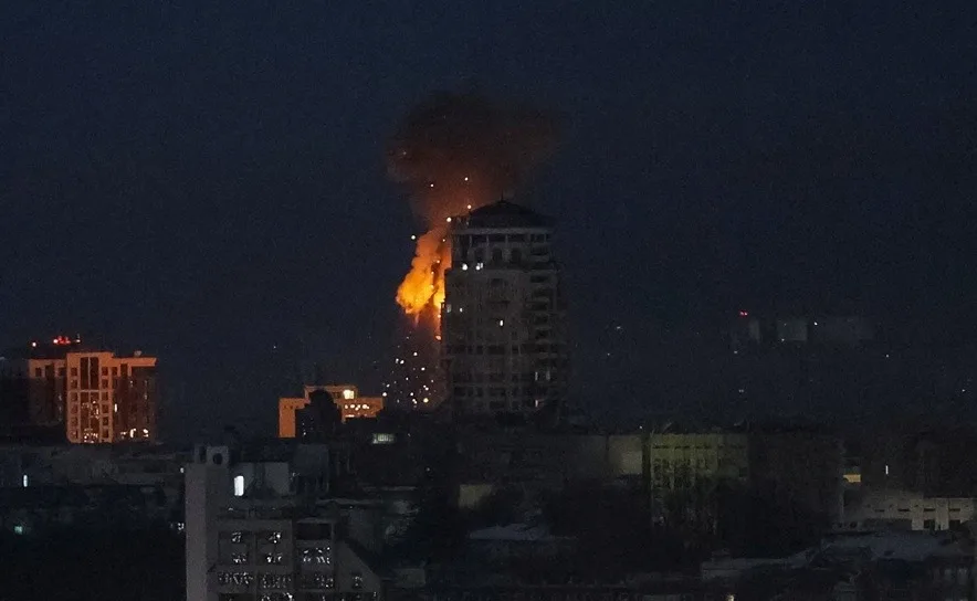 Explozii în Kiev, clădiri afectate de atacuri cu rachete.