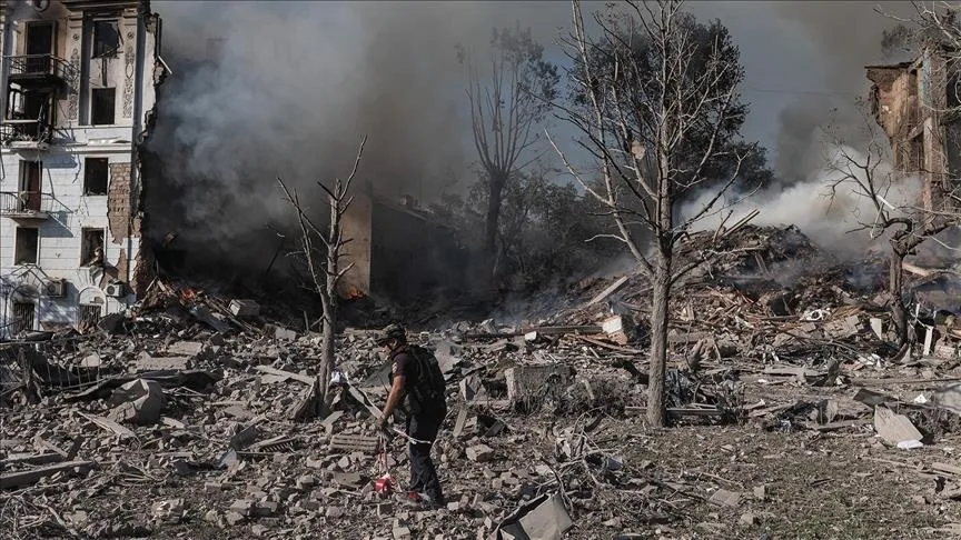 Ruinele unei clădiri afectate de atacul cu rachete în Kiev