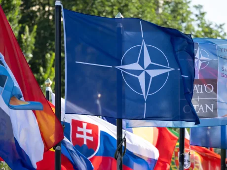 Steaguri NATO fluturând în timpul exercițiului militar comun din Serbia.