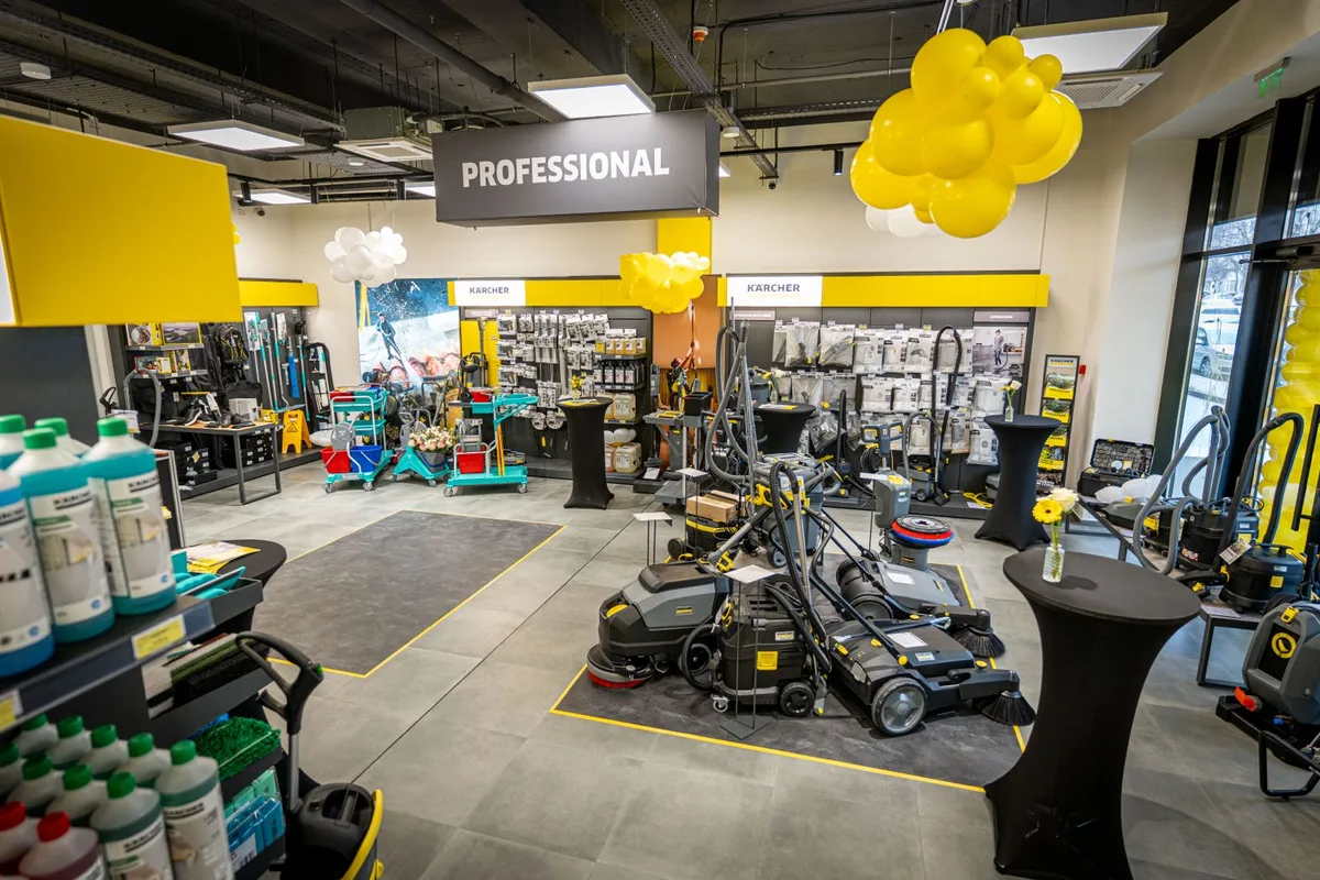Interiorul centrului Kärcher din Constanța, echipamente de curățenie disponibile.