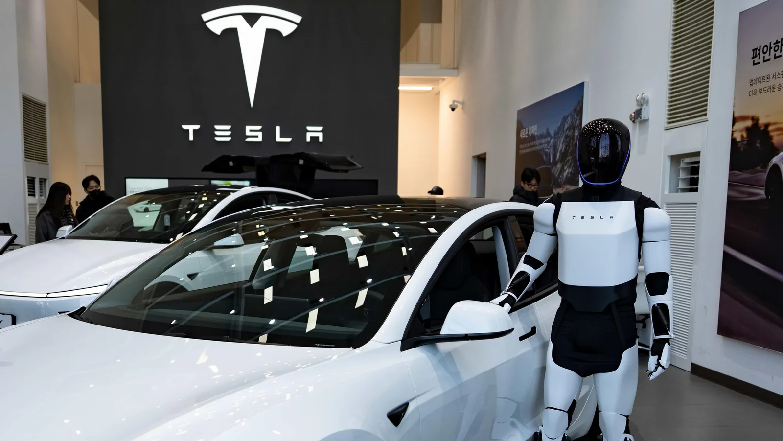 Tesla își propune să dezvolte cipuri pentru a-și asigura independența tehnologică.