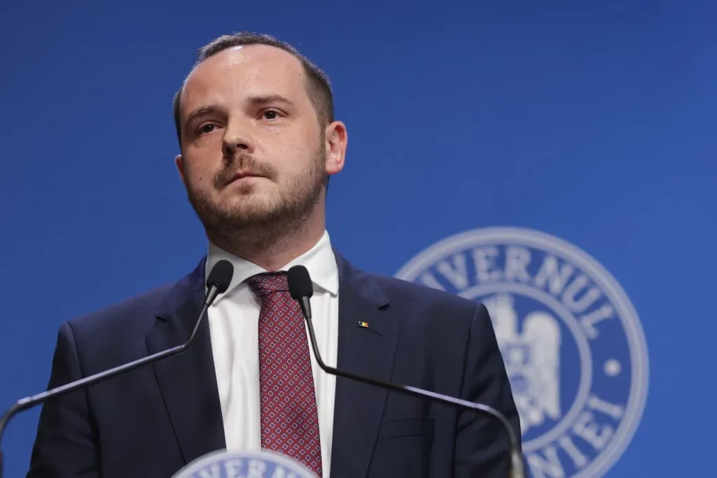 Alexandru Rogobete discută despre contractele cu Pfizer în cadrul unei conferințe de presă.