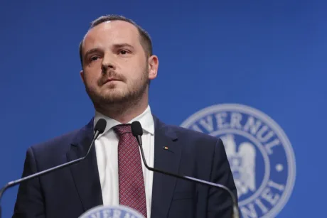 Alexandru Rogobete discută despre contractele cu Pfizer în cadrul unei conferințe de presă.