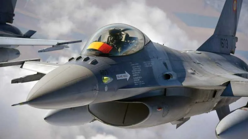 Pilot român în cockpitul unui avion de vânătoare, pregătit pentru misiune.