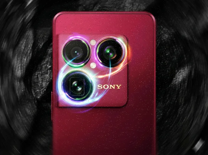 Inele luminoase în jurul camerelor unui telefon Sony Xperia 1 VIII.