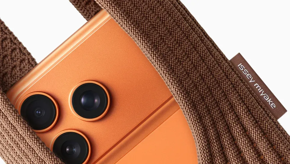 Detaliu al unui smartphone cu design modern și camere multiple.