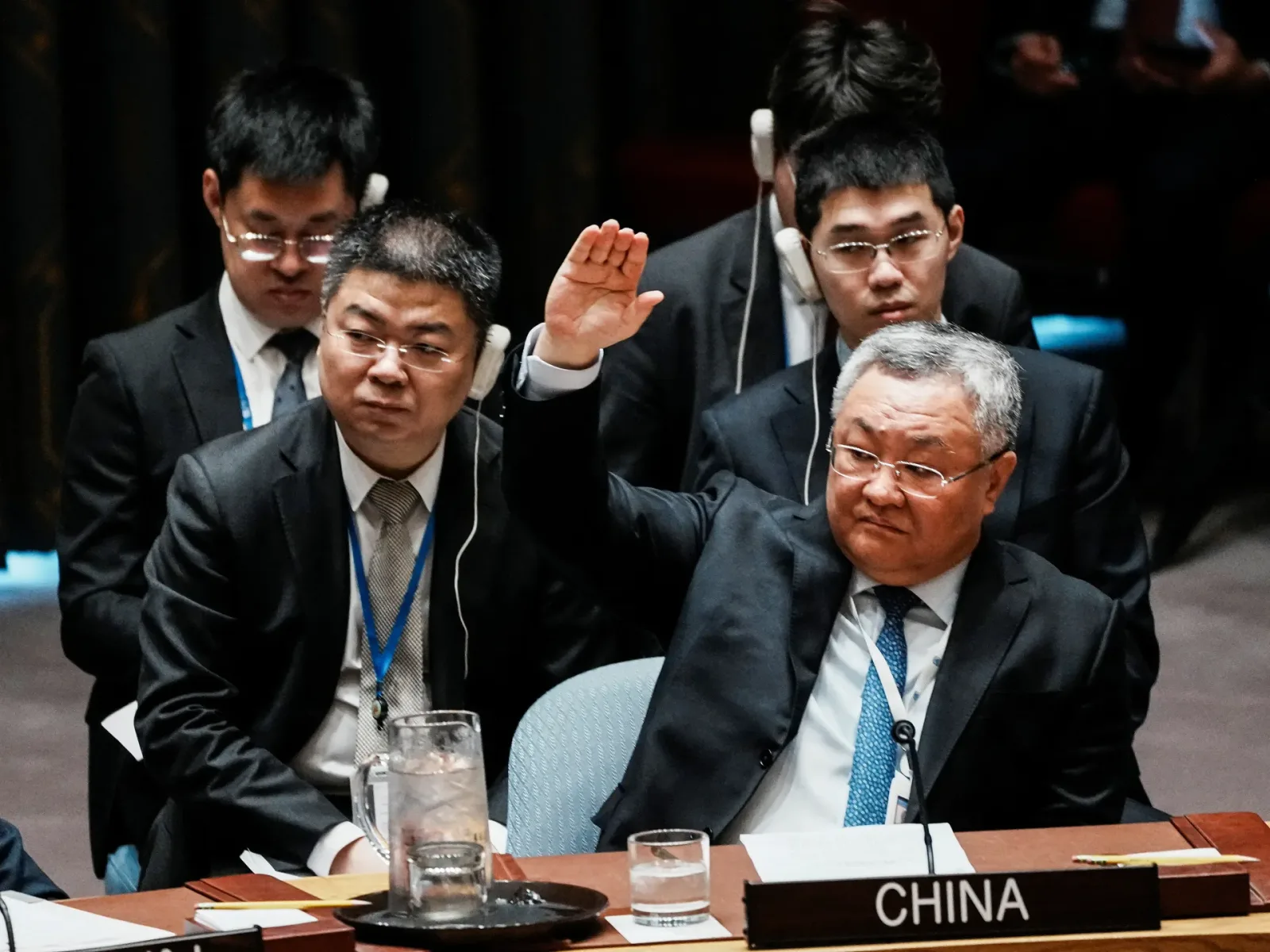 Reprezentanți chinezi la o întâlnire internațională, discutând despre influența în Orientul Mijlociu.