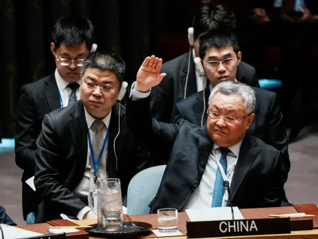 Reprezentanți chinezi la o întâlnire internațională, discutând despre influența în Orientul Mijlociu.