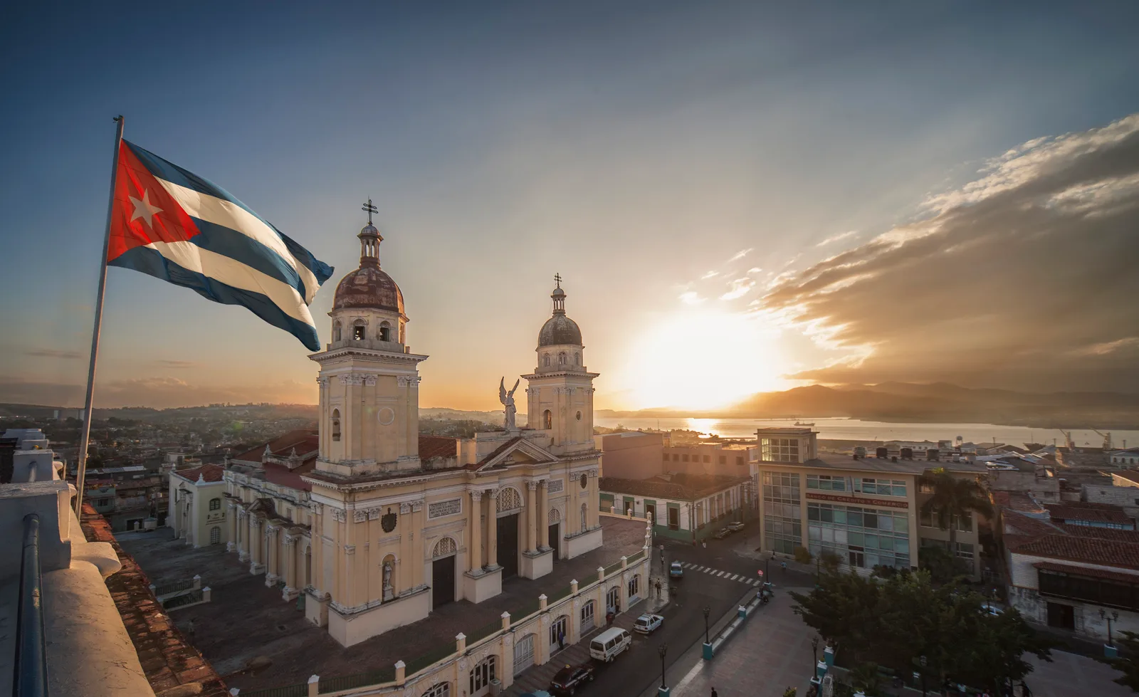 Peisaj urban din Cuba, cu soarele apunând în fundal.