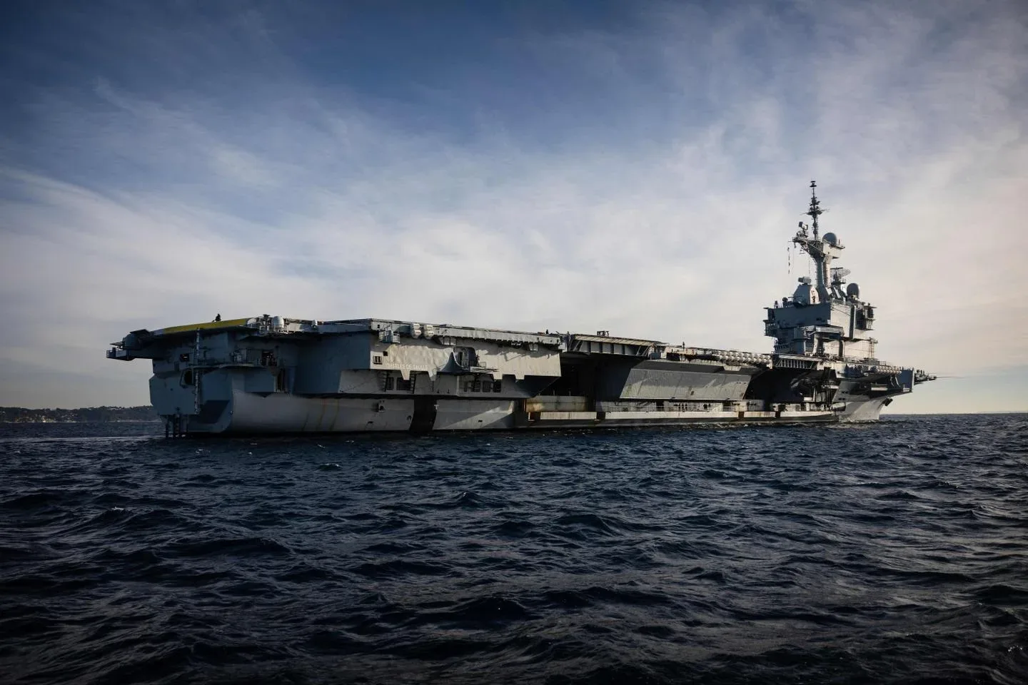 Portavion pe mare, simbol al puterii militare franceze.