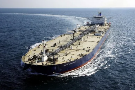 Vas petrolier navigând pe mare, simbolizând piața energetică globală.