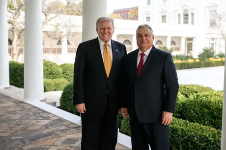 Donald Trump și Viktor Orbán pozând împreună într-un cadru oficial.