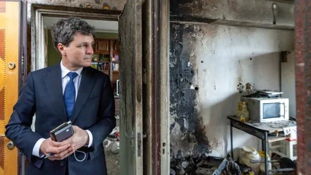 Președintele inspectează apartamentul afectat de explozie în Galați.