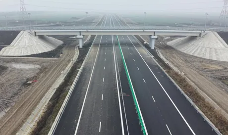 Tronsonul de autostradă Pașcani-Suceava în construcție, cu lucrări avansate.