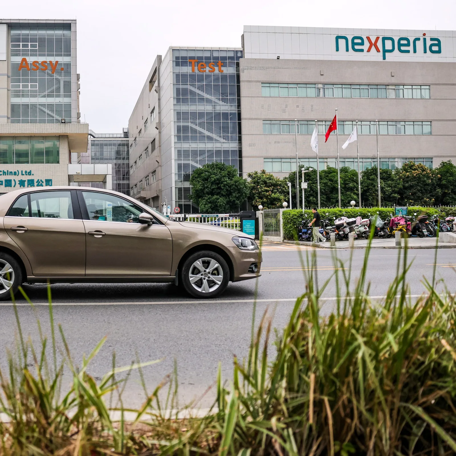 Conflictul Nexperia afectează livrările de cipuri pentru industria auto globală.