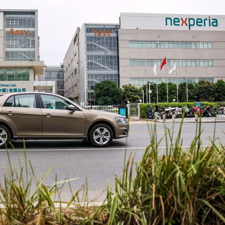 Conflictul Nexperia afectează livrările de cipuri pentru industria auto globală.