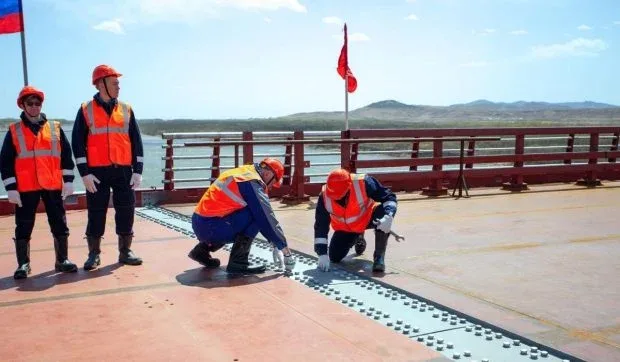 Lucrări la podul rutier peste râul Tumen, simbol al relațiilor ruso-nord-coreene.