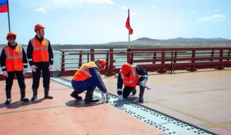 Lucrări la podul rutier peste râul Tumen, simbol al relațiilor ruso-nord-coreene.